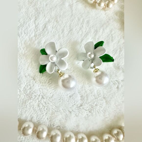 White orange blossom flower with pearl dangle earrings - Picture 7 of 8